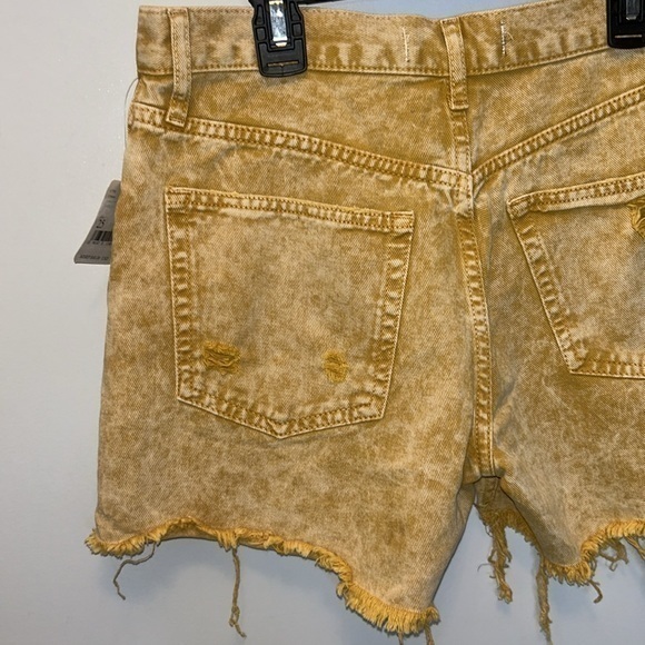 "NWT" FREE PEOPLE WOMEN'S MAGGIE DENIM JEAN SHORTS- YELLOW- SIZE 25‎ - Picture 12 of 12